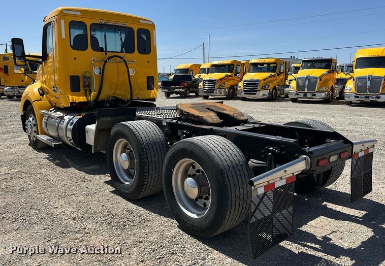 image for item EK0581 2022 Kenworth T680 semi truck