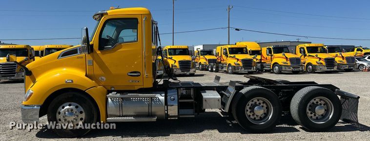 image for item EK0581 2022 Kenworth T680 semi truck
