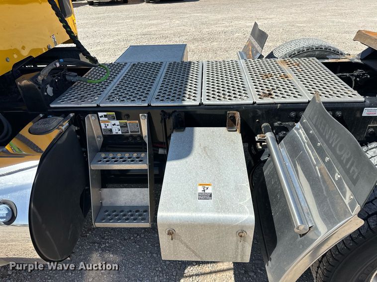 image for item EK0581 2022 Kenworth T680 semi truck