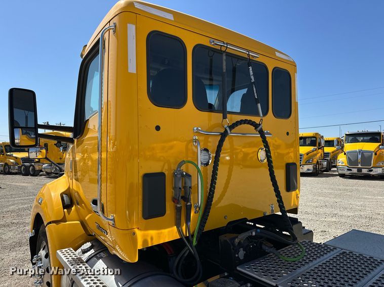 image for item EK0581 2022 Kenworth T680 semi truck