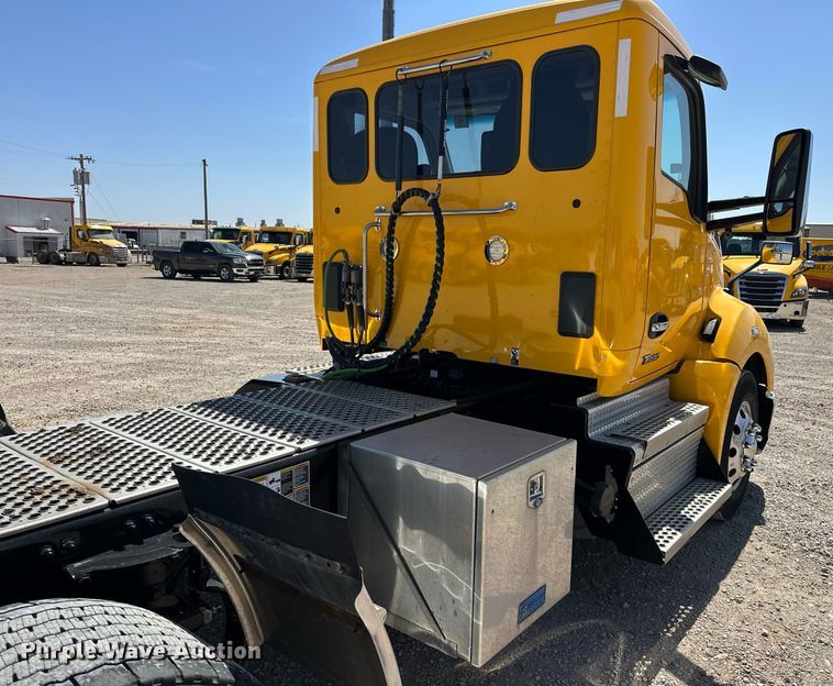 image for item EK0581 2022 Kenworth T680 semi truck