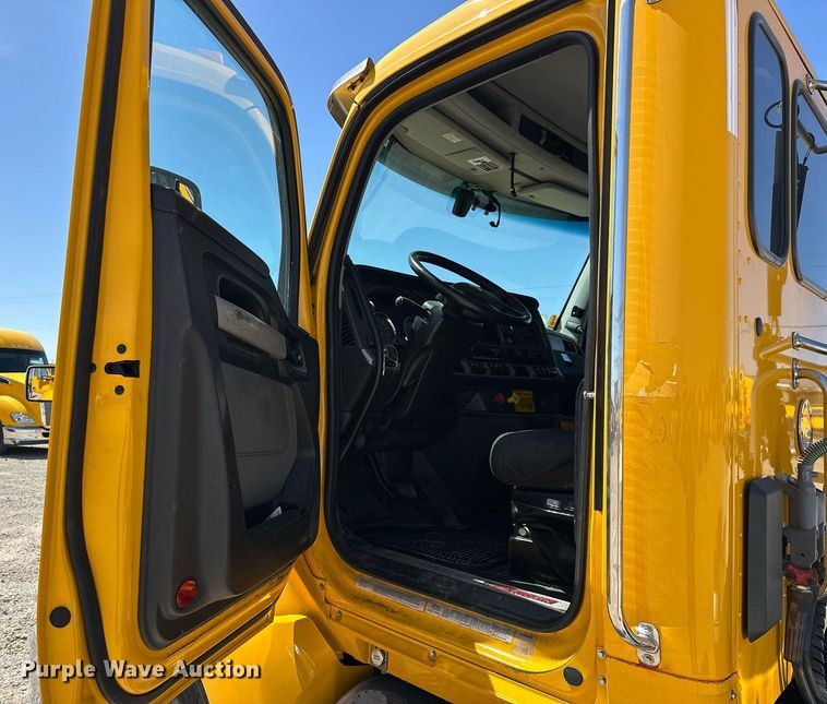 image for item EK0581 2022 Kenworth T680 semi truck