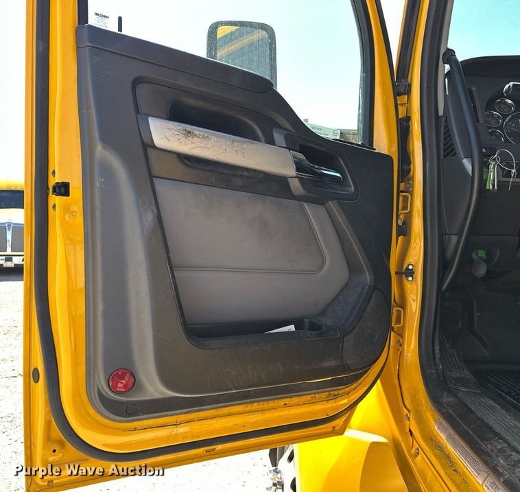 image for item EK0581 2022 Kenworth T680 semi truck