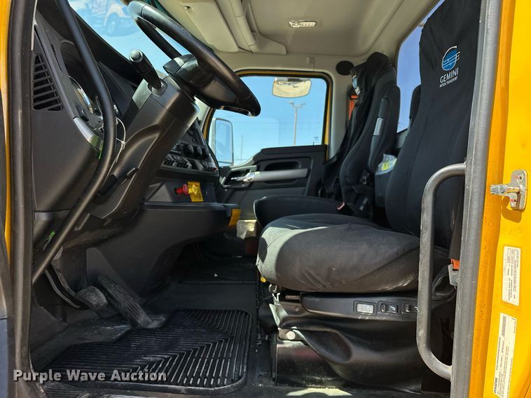 image for item EK0581 2022 Kenworth T680 semi truck