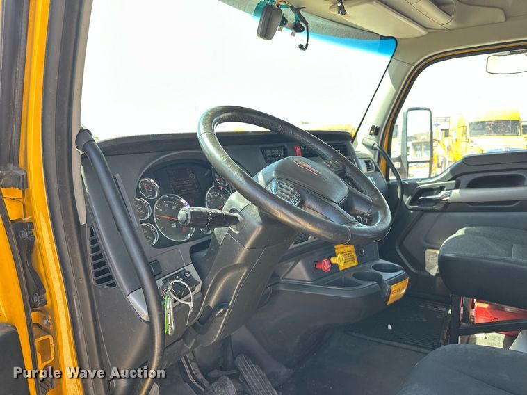image for item EK0581 2022 Kenworth T680 semi truck