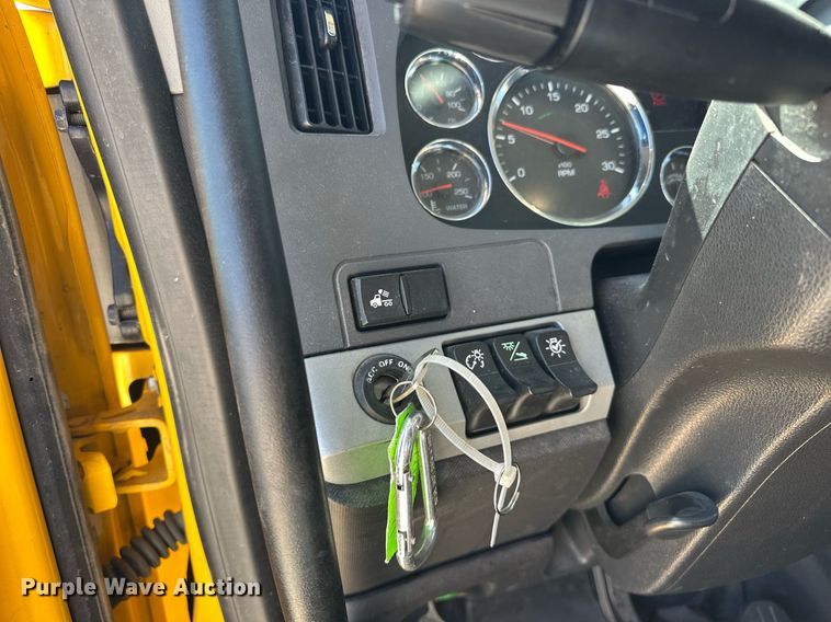 image for item EK0581 2022 Kenworth T680 semi truck