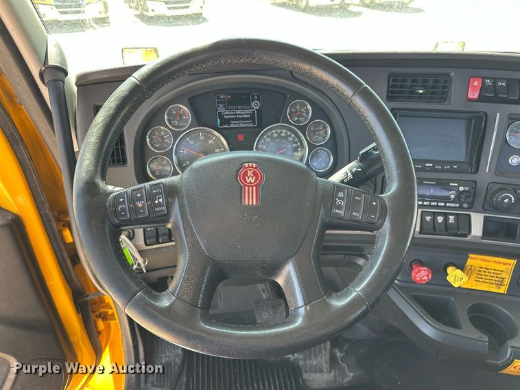 image for item EK0581 2022 Kenworth T680 semi truck