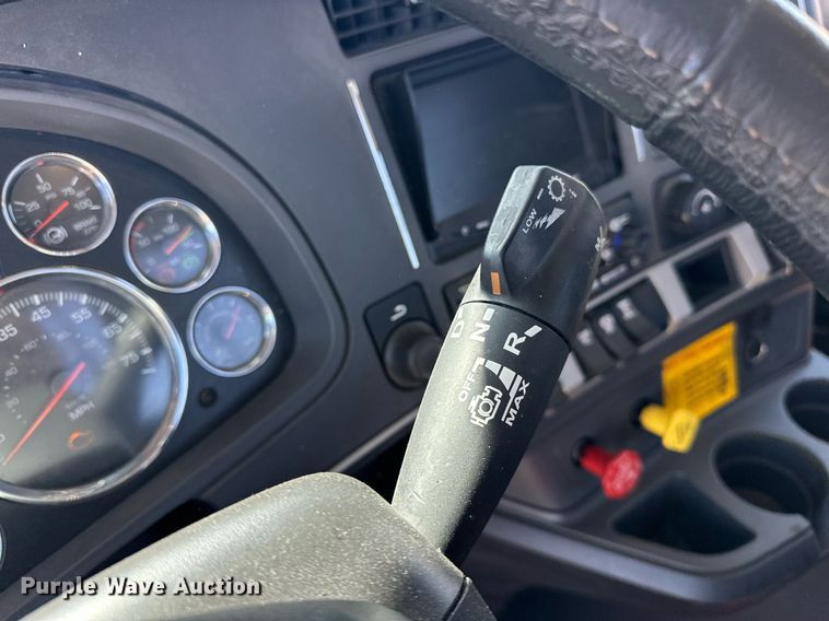 image for item EK0581 2022 Kenworth T680 semi truck