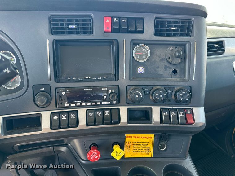 image for item EK0581 2022 Kenworth T680 semi truck