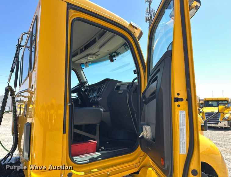 image for item EK0581 2022 Kenworth T680 semi truck