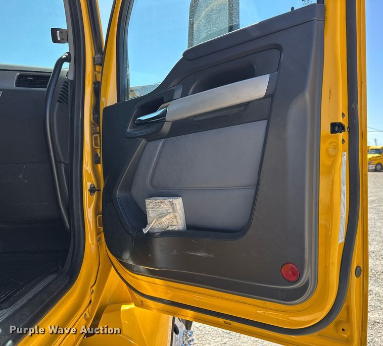 image for item EK0581 2022 Kenworth T680 semi truck