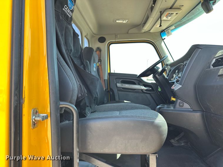 image for item EK0581 2022 Kenworth T680 semi truck