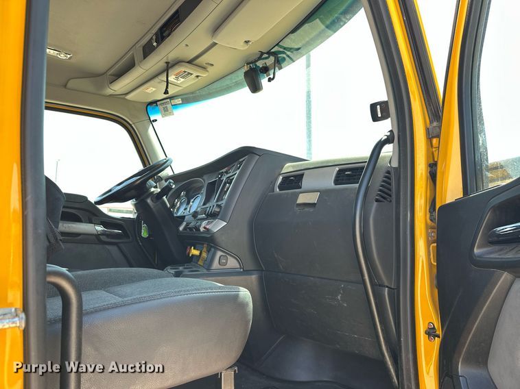 image for item EK0581 2022 Kenworth T680 semi truck