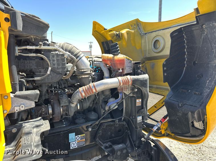 image for item EK0581 2022 Kenworth T680 semi truck