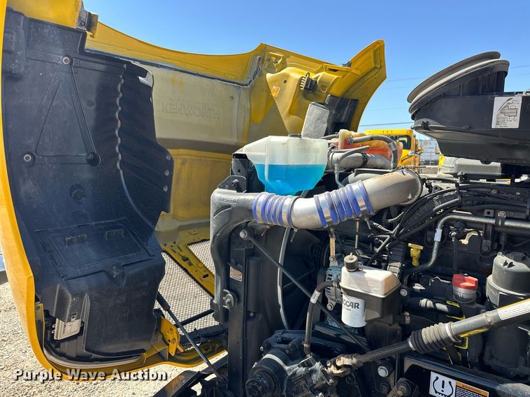 image for item EK0581 2022 Kenworth T680 semi truck