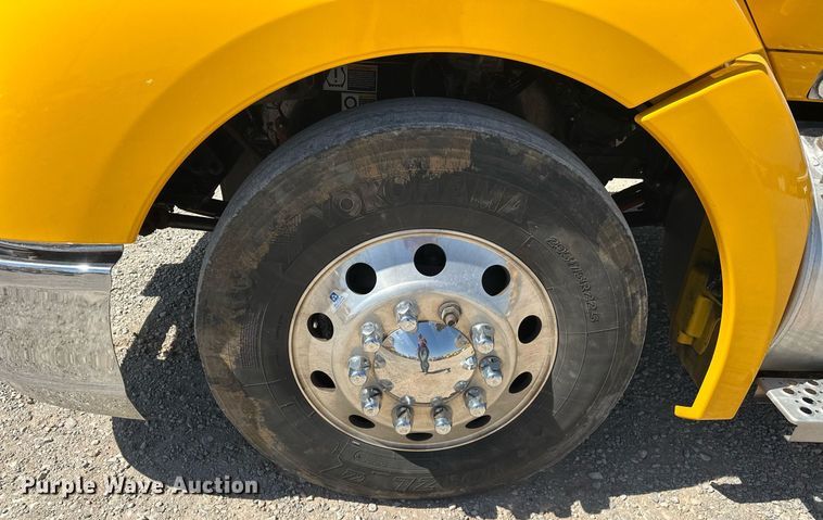 image for item EK0581 2022 Kenworth T680 semi truck