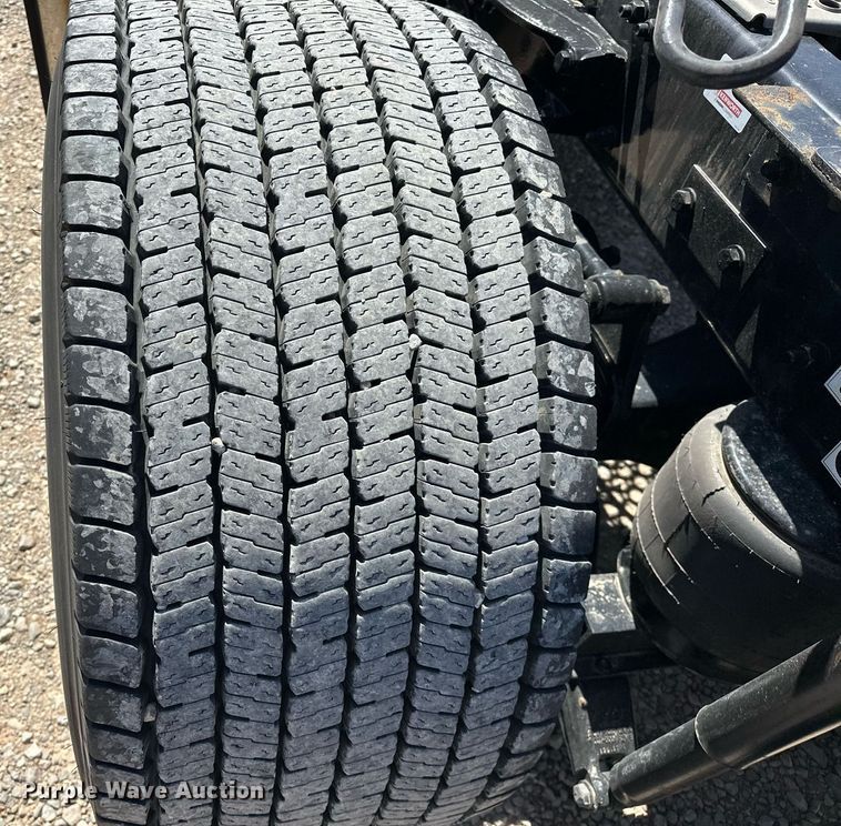 image for item EK0581 2022 Kenworth T680 semi truck