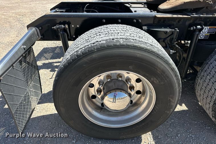 image for item EK0581 2022 Kenworth T680 semi truck