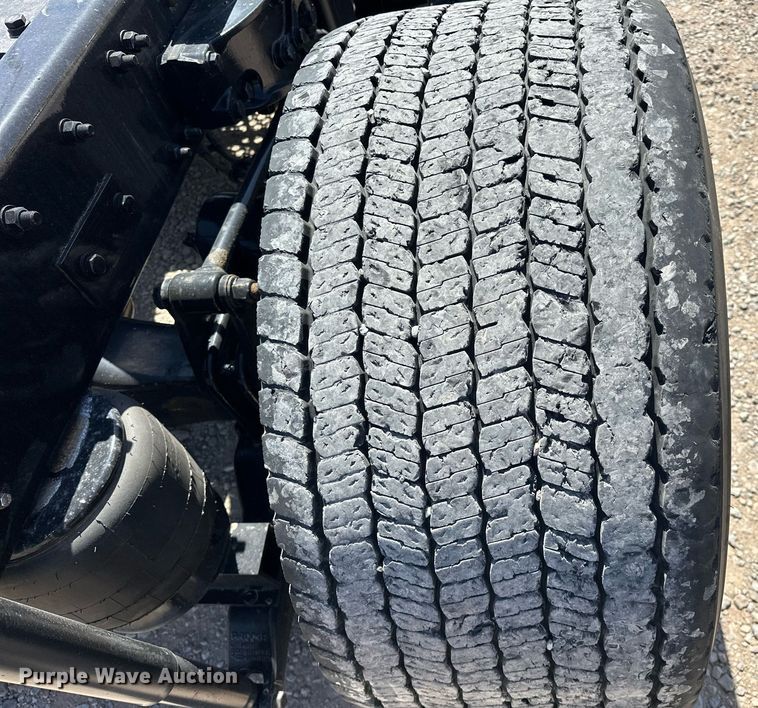 image for item EK0581 2022 Kenworth T680 semi truck