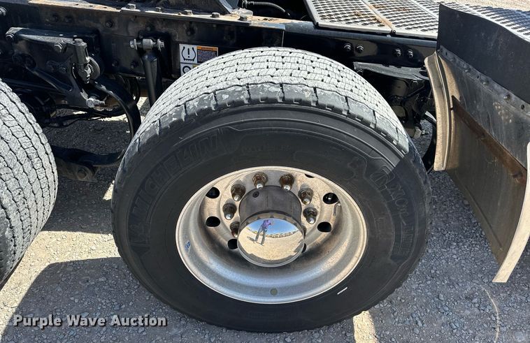 image for item EK0581 2022 Kenworth T680 semi truck