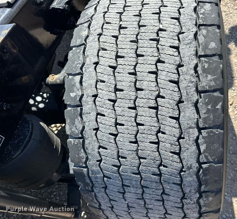 image for item EK0581 2022 Kenworth T680 semi truck