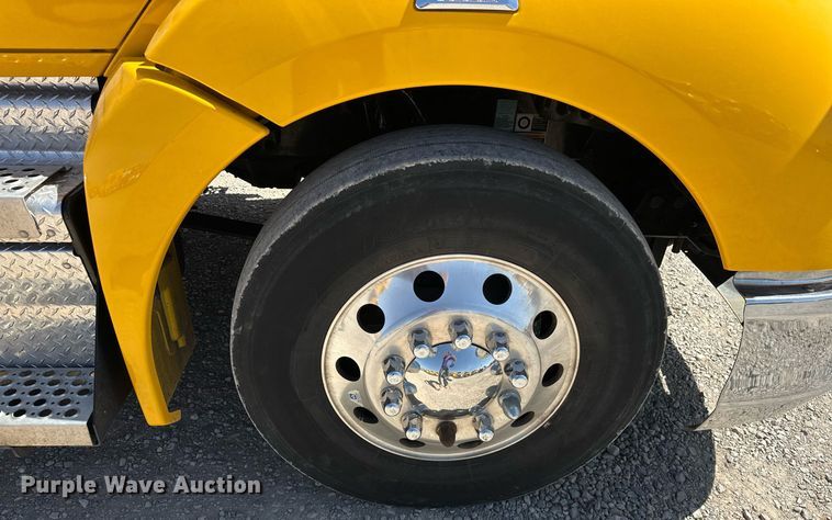 image for item EK0581 2022 Kenworth T680 semi truck