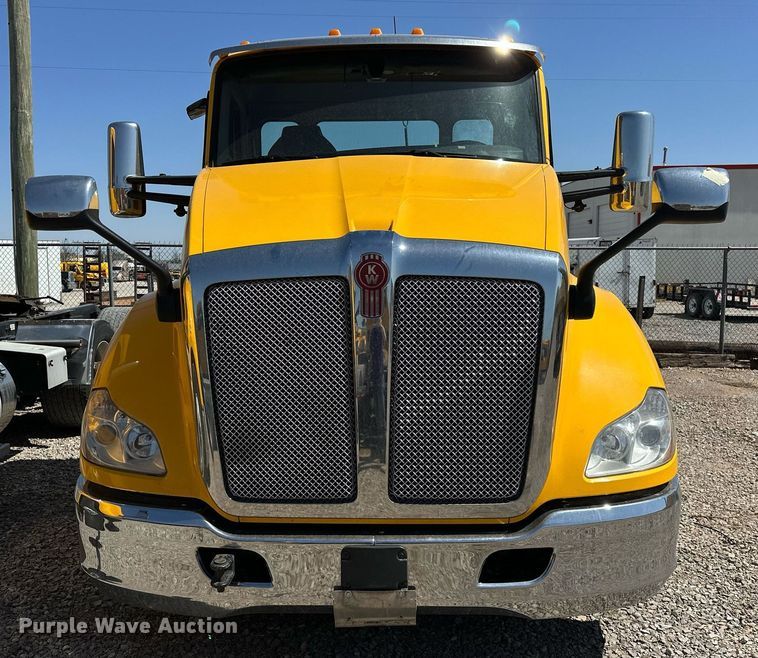 image for item EK0582 2021 Kenworth T680 semi truck
