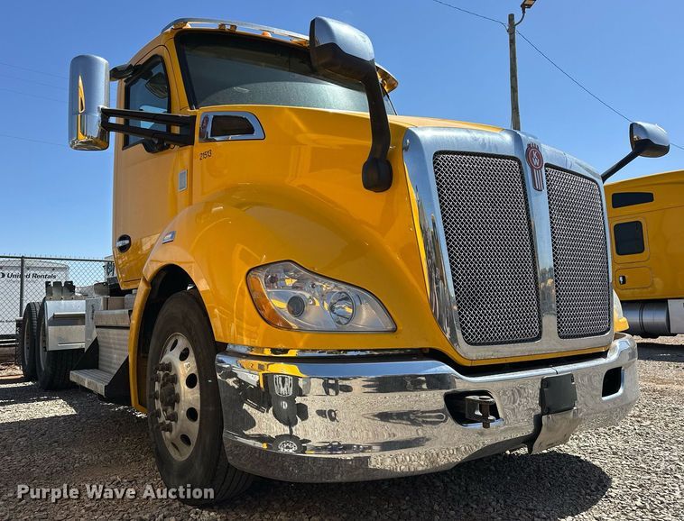image for item EK0582 2021 Kenworth T680 semi truck