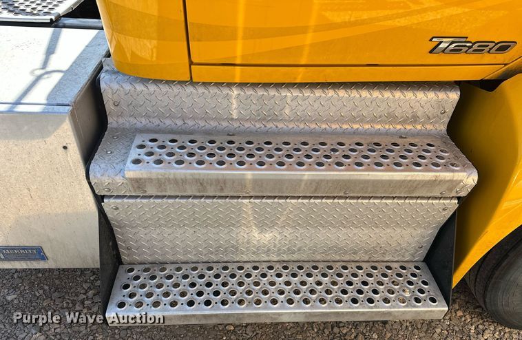 image for item EK0582 2021 Kenworth T680 semi truck