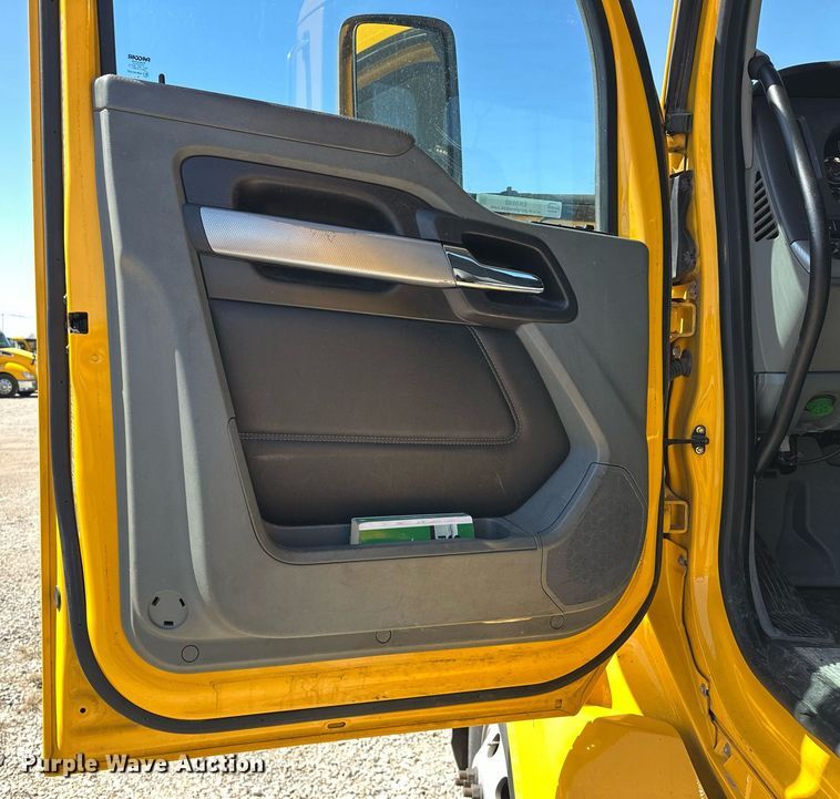 image for item EK0582 2021 Kenworth T680 semi truck