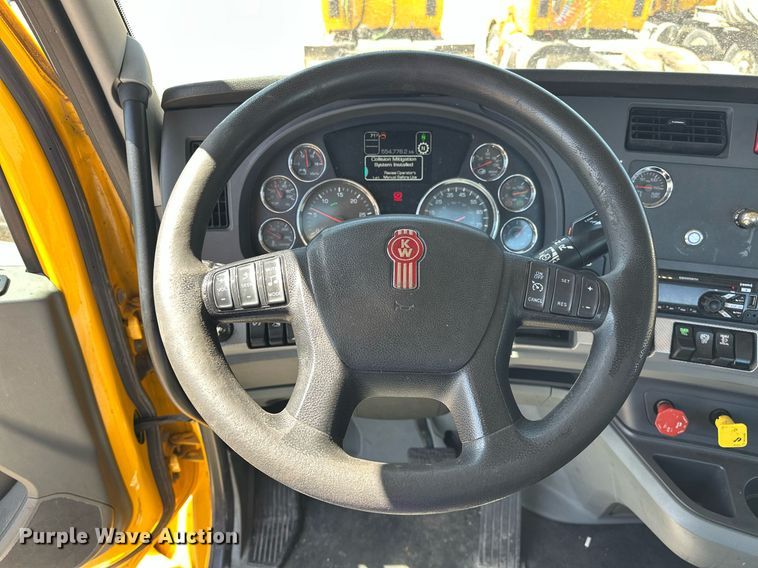 image for item EK0582 2021 Kenworth T680 semi truck