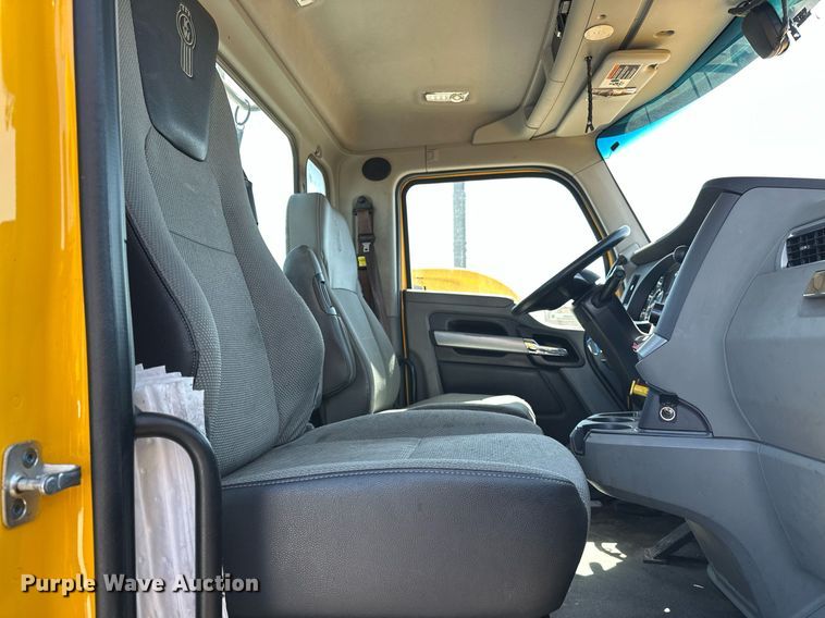 image for item EK0582 2021 Kenworth T680 semi truck