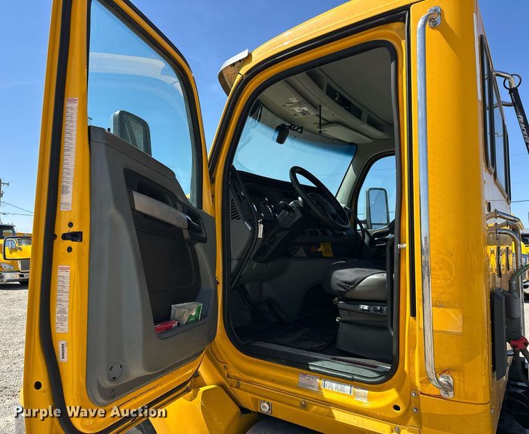 image for item EK0583 2021 Kenworth T680 semi truck