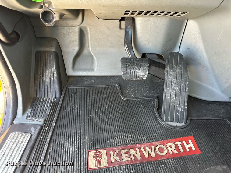 image for item EK0583 2021 Kenworth T680 semi truck