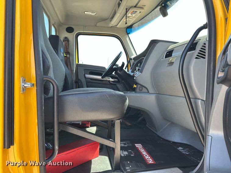 image for item EK0583 2021 Kenworth T680 semi truck