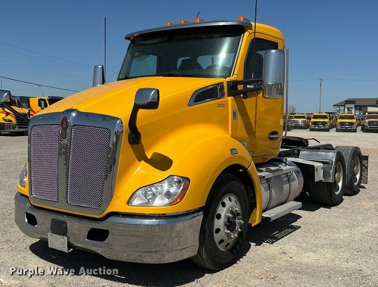 image for item EK0584 2021 Kenworth T680 semi truck