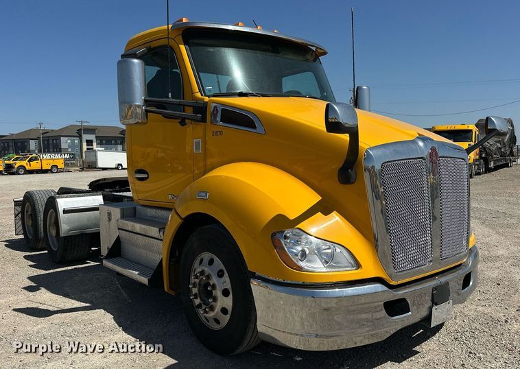 image for item EK0584 2021 Kenworth T680 semi truck