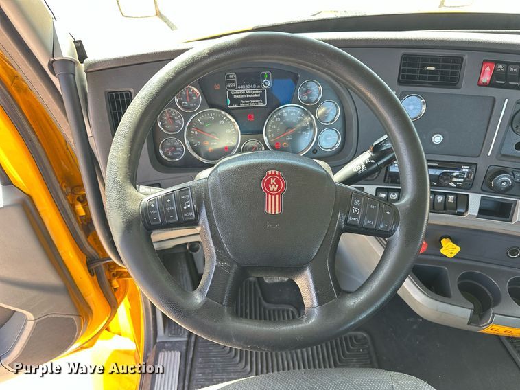 image for item EK0584 2021 Kenworth T680 semi truck