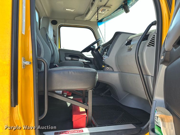 image for item EK0584 2021 Kenworth T680 semi truck