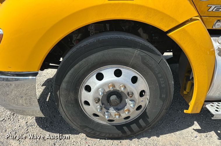 image for item EK0584 2021 Kenworth T680 semi truck