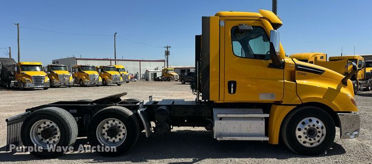 image for item EK0585 2021 Freightliner Cascadia 126 semi truck