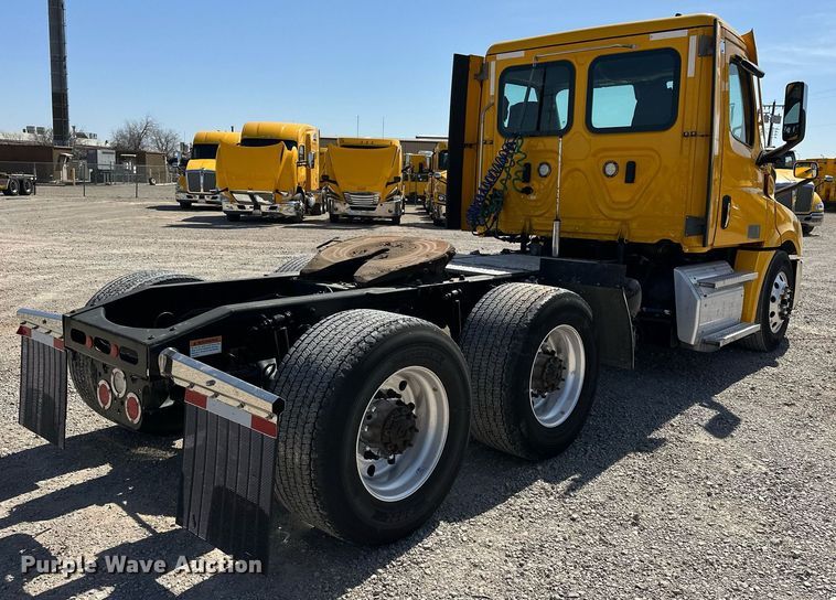 image for item EK0585 2021 Freightliner Cascadia 126 semi truck