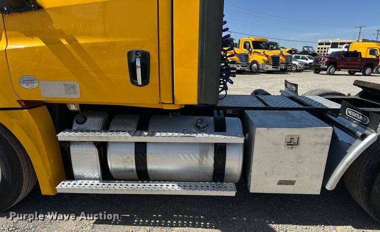 image for item EK0585 2021 Freightliner Cascadia 126 semi truck