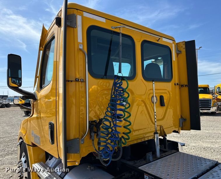 image for item EK0585 2021 Freightliner Cascadia 126 semi truck