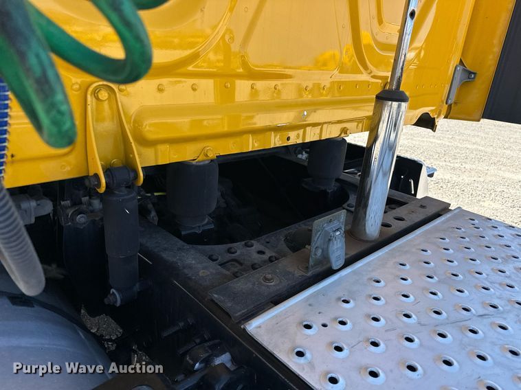 image for item EK0585 2021 Freightliner Cascadia 126 semi truck