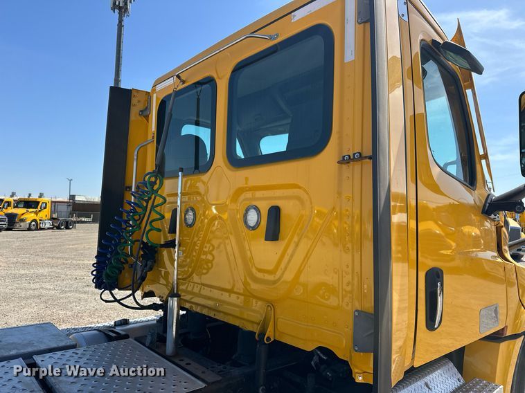 image for item EK0585 2021 Freightliner Cascadia 126 semi truck