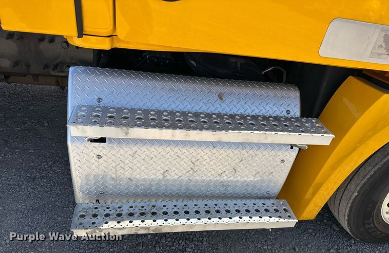 image for item EK0585 2021 Freightliner Cascadia 126 semi truck