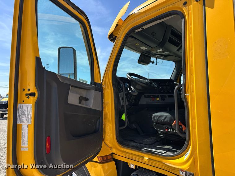 image for item EK0585 2021 Freightliner Cascadia 126 semi truck