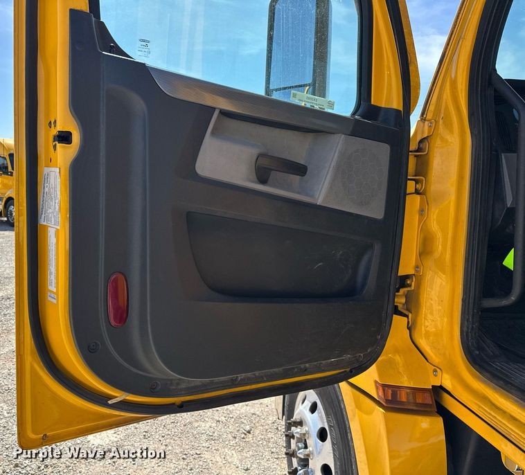 image for item EK0585 2021 Freightliner Cascadia 126 semi truck