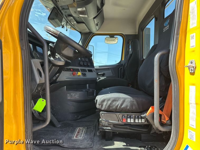 image for item EK0585 2021 Freightliner Cascadia 126 semi truck